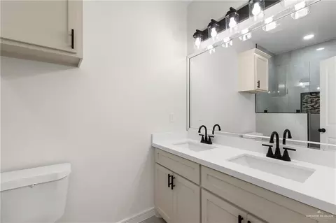 Bath - 10209 Espada Dr, Edinburg, TX 78541 photo 2 of 3