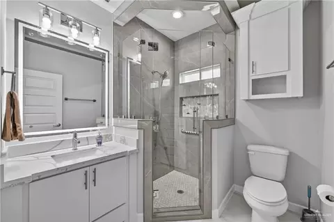 Bath - 906 Bette St, Pharr, TX 78577 photo 1 of 2