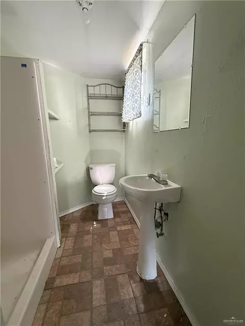 Bath - 353 E Dicker Dr, Pharr, TX 78577 photo 2 of 4