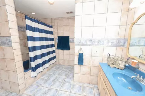 Bath - 620 E 4th St, Elsa, TX 78543 photo 4 of 4