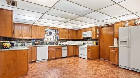 Kitchen - 3701 S Sugar Rd, Pharr, TX 78577 photo 2 of 2
