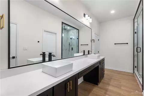 Bath - 602 E Kelly Ave, Pharr, TX 78577 photo 1 of 2