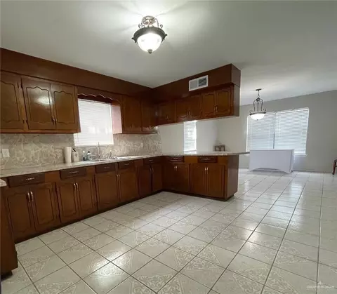 1102 Eller Ave, Pharr, TX 78577 photo 2