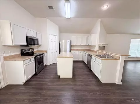 109 Eagle Dr, Luling, TX 78648 photo 2