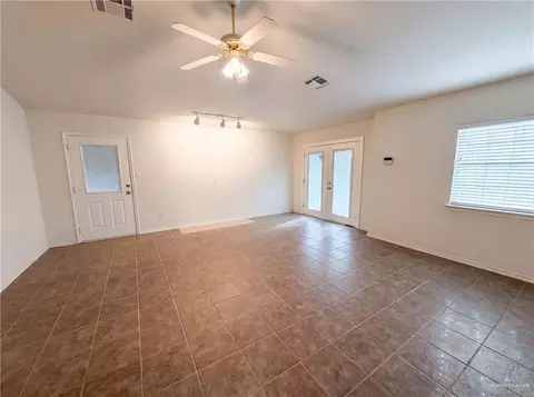 109 Eagle Dr, Luling, TX 78648 photo 6