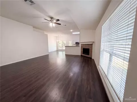 109 Eagle Dr, Luling, TX 78648 photo 8