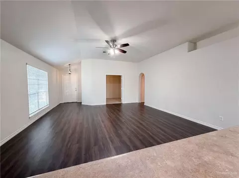 109 Eagle Dr, Luling, TX 78648 photo 9