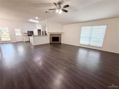 109 Eagle Dr, Luling, TX 78648 photo 3