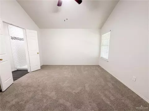 109 Eagle Dr, Luling, TX 78648 photo 4