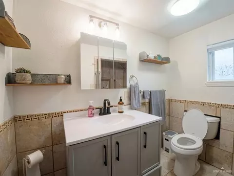 Bath - 1016 Evans Ave, Pharr, TX 78577 photo 1 of 2