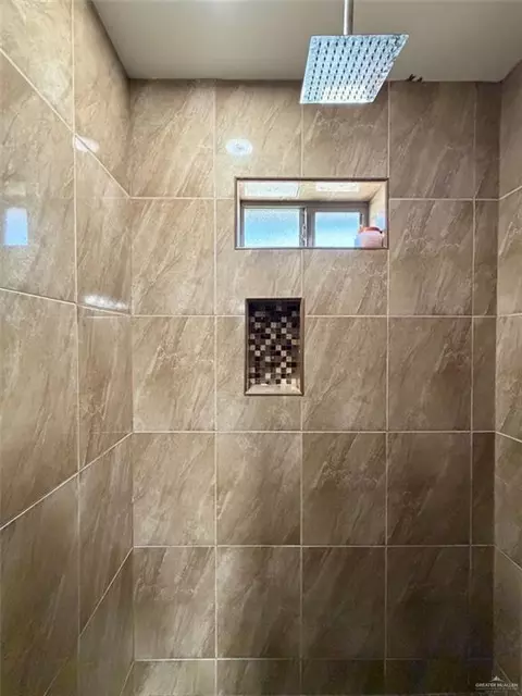 Bath - 905 E Scurlock Dr, Pharr, TX 78577 photo 2 of 4