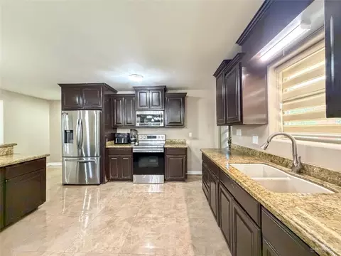 Kitchen - 905 E Scurlock Dr, Pharr, TX 78577 photo 4 of 5
