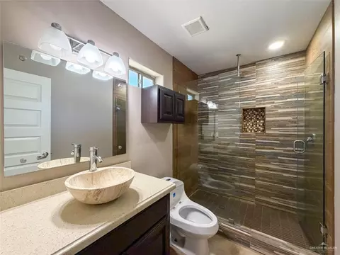 Bath - 905 E Scurlock Dr, Pharr, TX 78577 photo 3 of 4