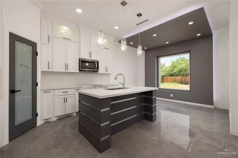Kitchen - 422 Reef Rd, Donna, TX 78537 photo 3 of 4