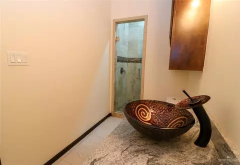 Bath - 208 Esperanza Ave, Mission, TX 78574 photo 1 of 1