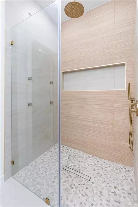 Bath - 1101 W Eagle Ave, Pharr, TX 78577 photo 3 of 3