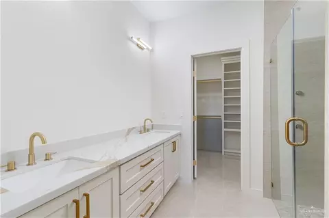 Bath - 1101 W Eagle Ave, Pharr, TX 78577 photo 2 of 3