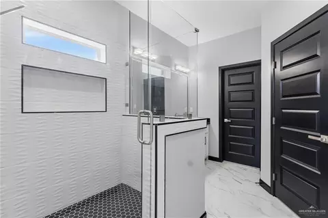 Bath - 3104 E Sabinal Ave, Hidalgo, TX 78557 photo 2 of 3