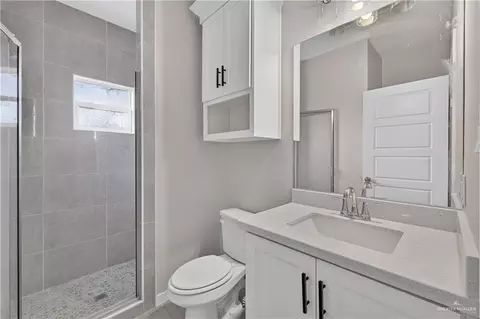 Bath - 1308 Rhett Dr, Pharr, TX 78577 photo 2 of 2