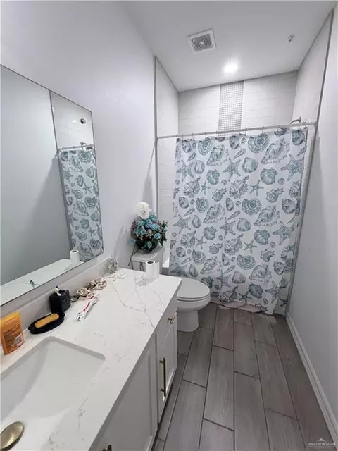 Bath - 7003 S Moon Ln, Pharr, TX 78577 photo 1 of 2