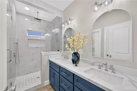 Bath - 431 Sandy Rd, Donna, TX 78596 photo 3 of 3