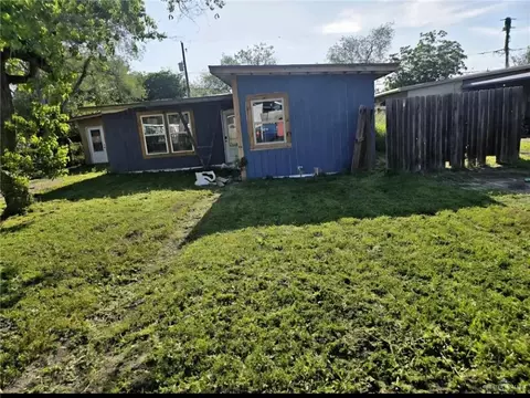614 S 18th St, Kingsville, TX 78363