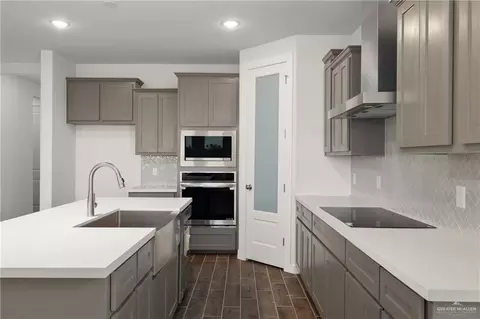 Kitchen - 2012 Hydrangea St, Weslaco, TX 78596 photo 2 of 3