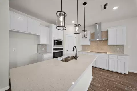 Kitchen - 2016 Hydrangea St, Weslaco, TX 78596 photo 1 of 2
