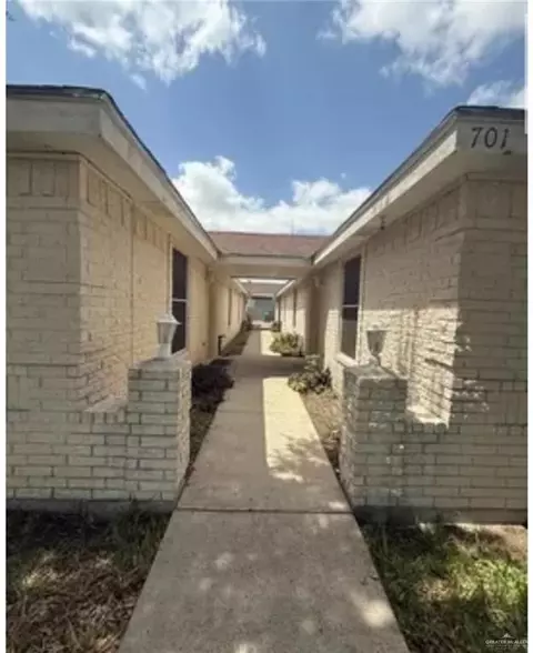 Entry Way - 701 Cancun Dr, Pharr, TX 78577 photo 3 of 4