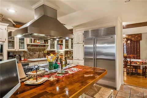 Kitchen - 1911 Lion Lake Dr, Progreso Lakes, TX 78596 photo 4 of 5