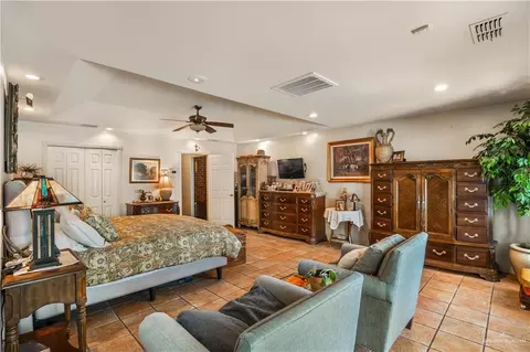 Bedroom - 1911 Lion Lake Dr, Progreso Lakes, TX 78596 photo 2 of 5
