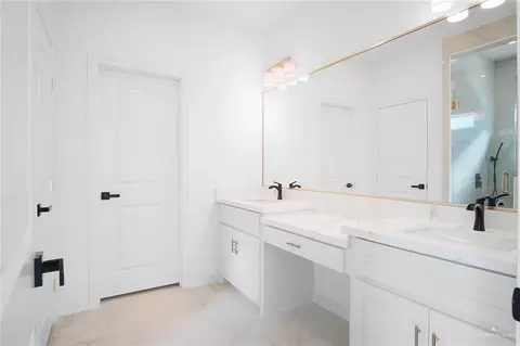 Bath - 2805 E Sabinal Ave, Hidalgo, TX 78557 photo 1 of 2