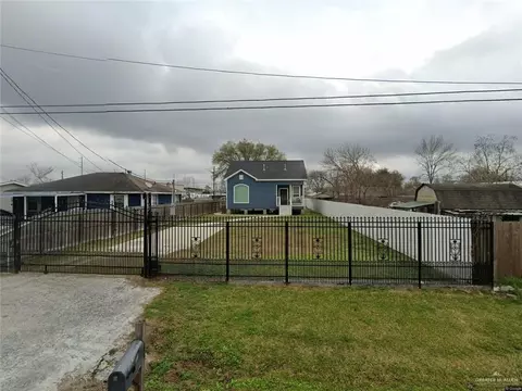 707 N Magnolia St, Highlands, TX 77562