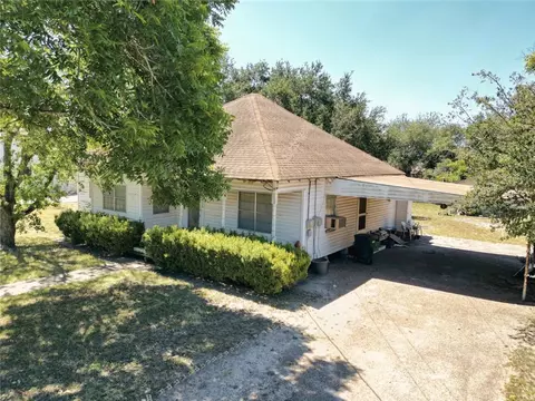 712 E 2nd St, Alice, TX 78332