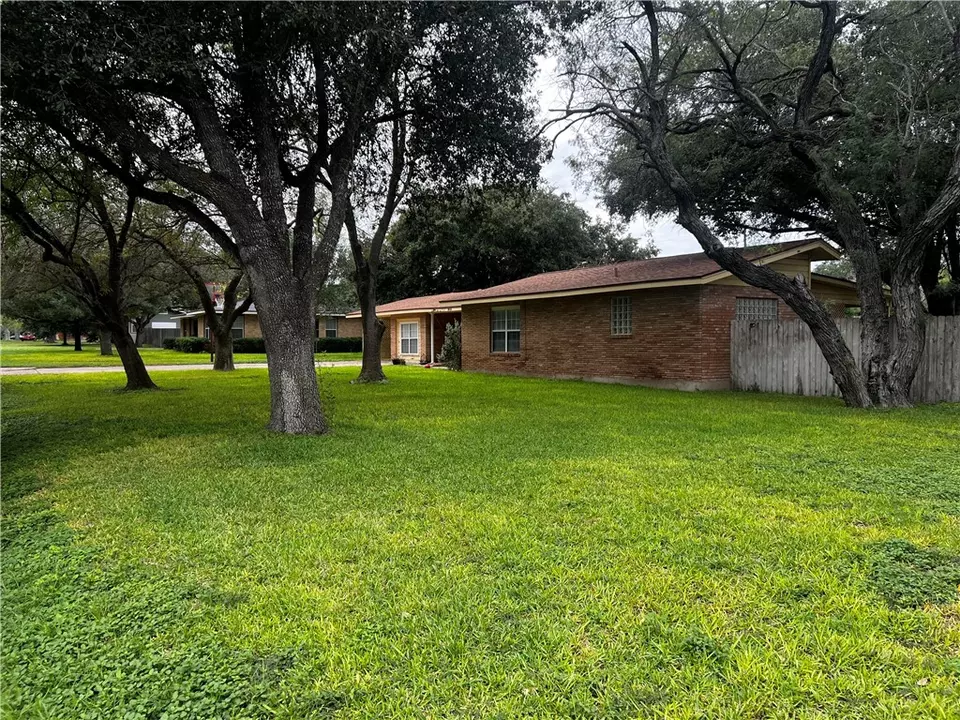 1915 Encino Ave, Alice, TX 78332 22 Photos Movoto