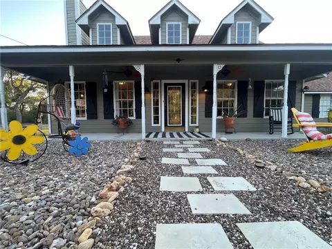 322 Whispering Woods Dr, Rockport, TX 78382