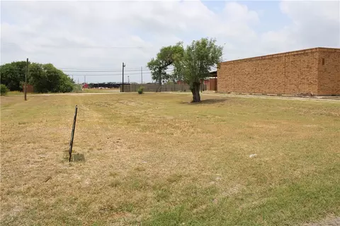 832 E Main Ave, Robstown, TX 78380 photo 2