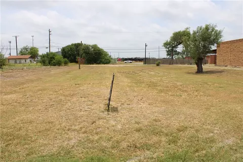 832 E Main Ave, Robstown, TX 78380 photo 3