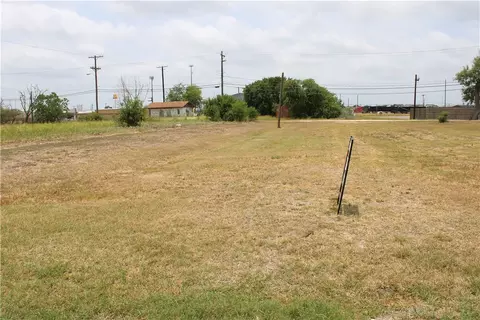 832 E Main Ave, Robstown, TX 78380 photo 4