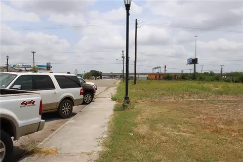 832 E Main Ave, Robstown, TX 78380 photo 5