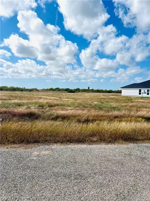 16 Northpointe Cir, Rockport, TX 78382