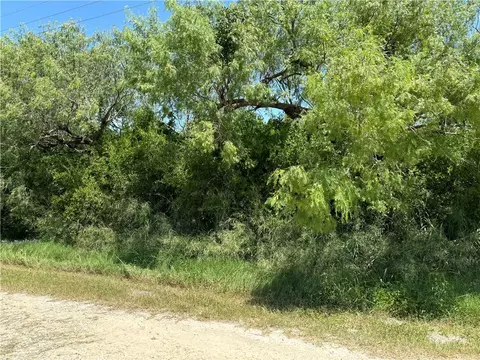 724726 2nd St, Bayside, TX 78340