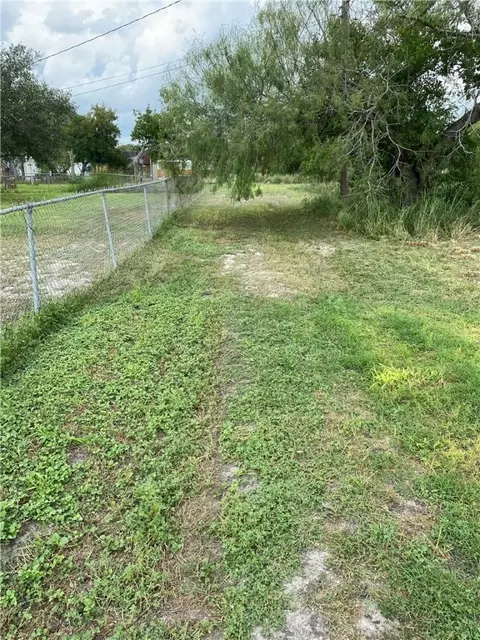 806 W 3rd St W, Bishop, TX 78343