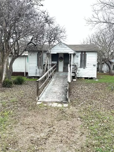 605 S Rachal St, Sinton, TX 78387