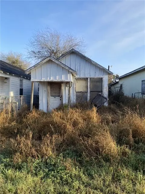 529 W Ave E, Robstown, TX 78380