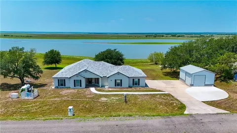 125 Hilltop Cir, Mathis, TX 78368
