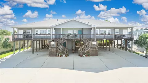 413 6th St, Port Aransas, TX 78373