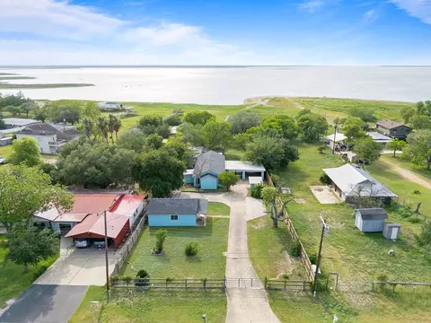 119 Century Dr, Mathis, TX 78368