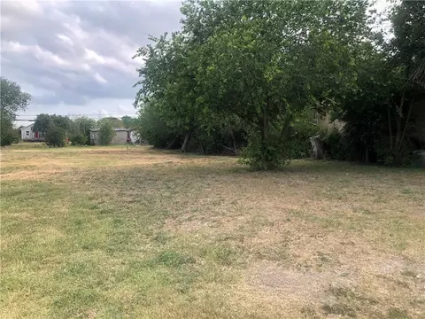 618 W Avenue E, Robstown, TX 78380
