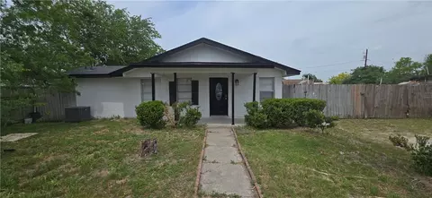 1013 Evergreen St, Mathis, TX 78368